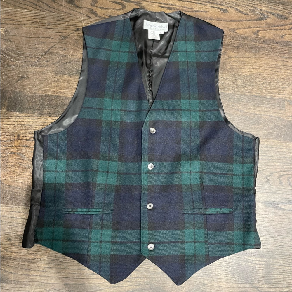 Made in Ireland 90’s wool dress vest. Size large and in Excellent condition.